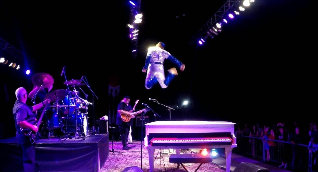 Yellow Brick Road: Tribute to Elton John, on Stage, Gerapd leaping from the piano